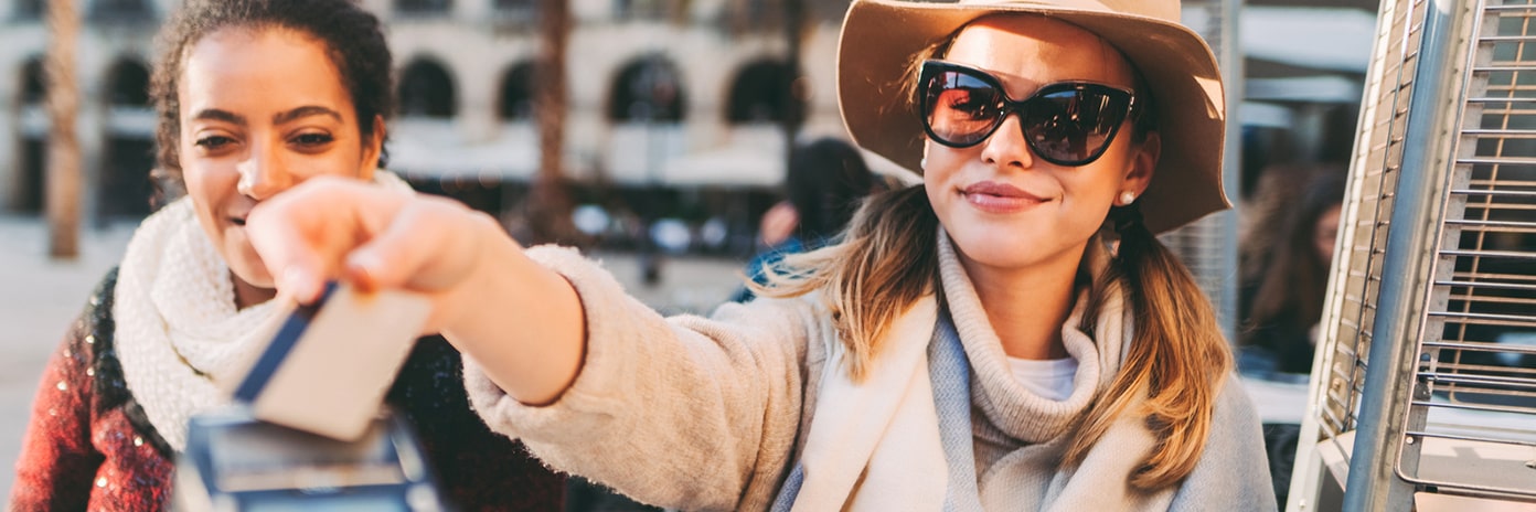 Touristes qui paient leurs consommation par carte bancaire