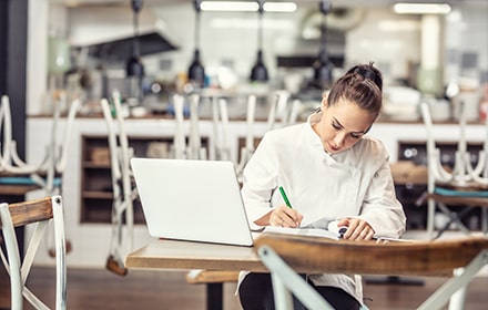 Chef de restaurant gérant ses affaires