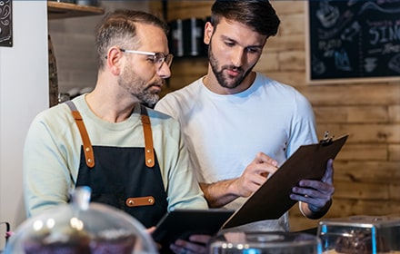 Deux personnes d'un restaurant choisissent ensemble