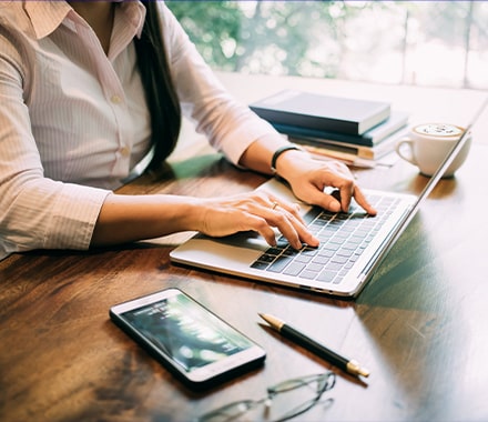 Femme sur un ordinateur portable