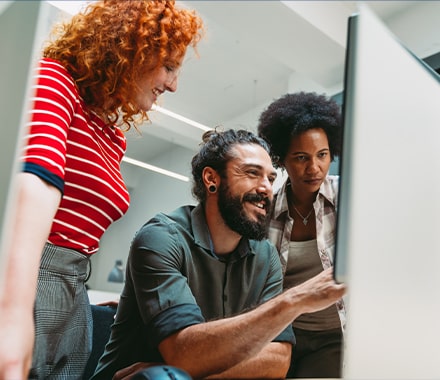 Equipe de trois personnes en plein brainstorming