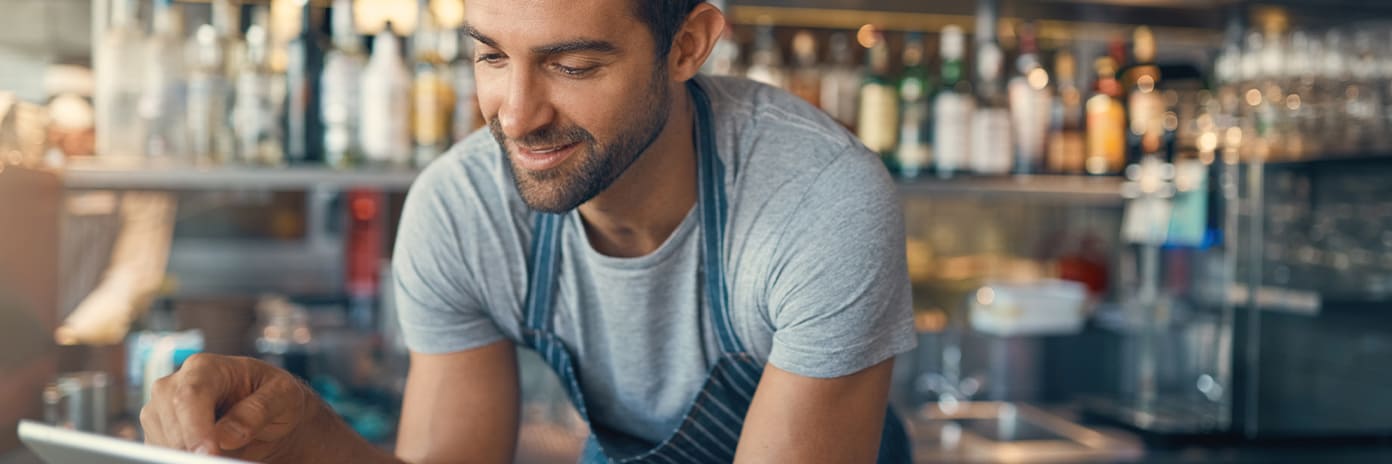 Barista qui travaille sur une tablette