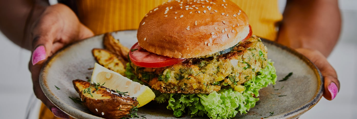 Assiette composée d’un hamburger et son accompagnement