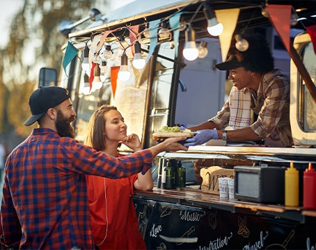 Vente d’une pizza dans un food truck