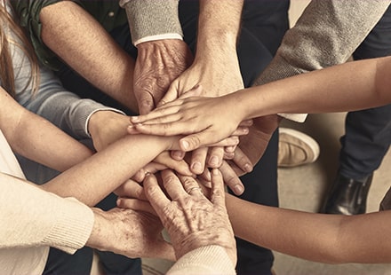 Mains réunies pour s'entraider