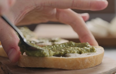 Sauce pesto sur une tartine de pain ciabatta