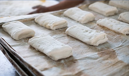 Pâte ciabatta crue prête à être enfournée