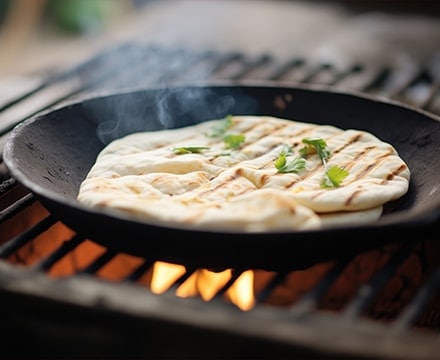 Cuire le pain naan à la poêle