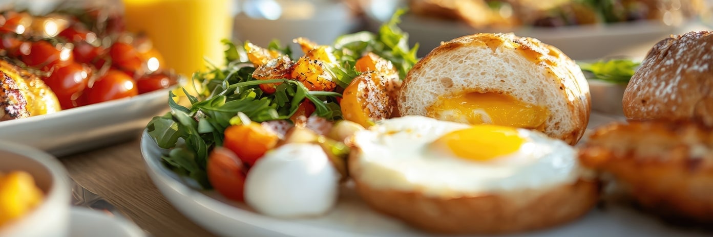 Assiette composée de pain, œuf au plat et autres aliments pour le petit-déjeuner.