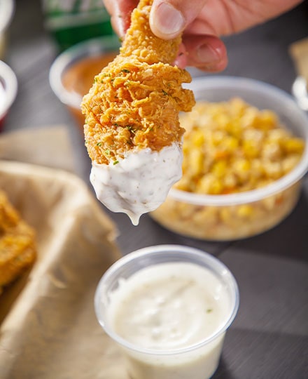 Poulet frit croustillant dans une sauce blanche