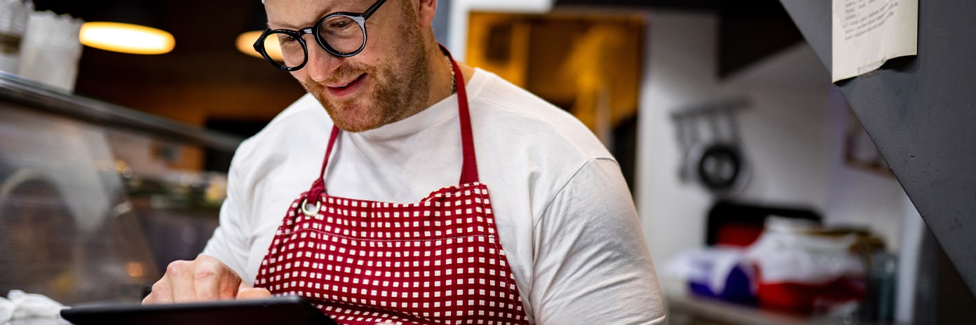Restaurateur qui travaille sur une tablette