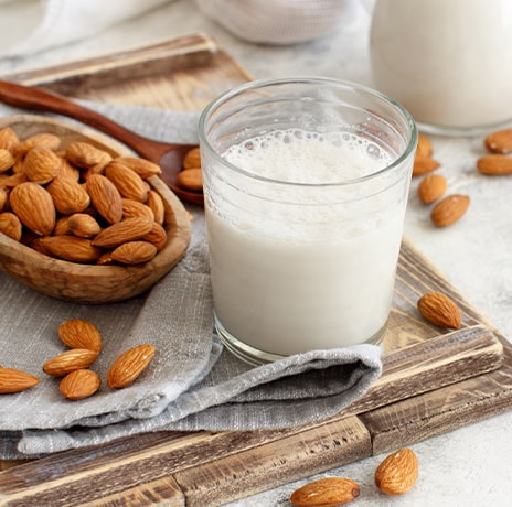 Verre de lait d'amande et amandes
