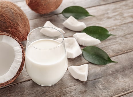 Verre de lait de coco et noix de coco