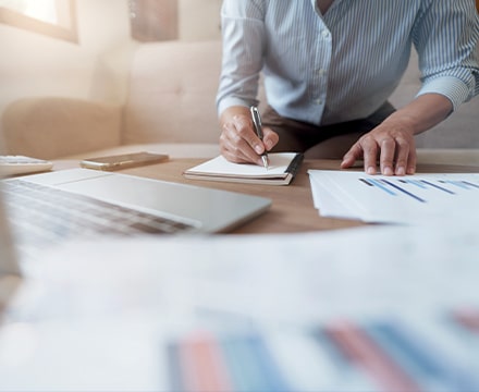 Homme en chemise faisant des comptes sur un bureau