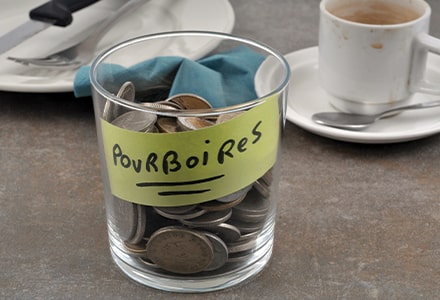Pot à pourboires avec de la monnaie
