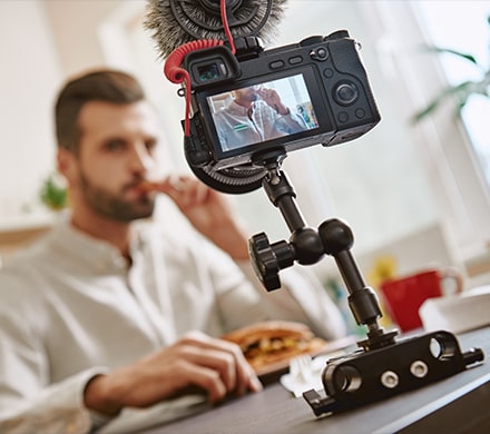 Tournage d'une recette de cuisine avec une caméra