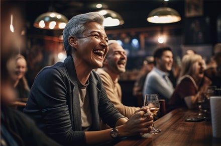 Clients rieurs dans un restaurant