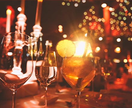 Verres, bougies et lumière festives sur une table