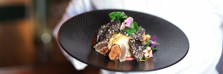 Chef d’un restaurant bistronomique présentant un plat