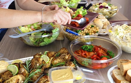Buffet d'entrées et de plats dans un restaurant