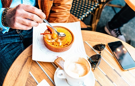 Crème brulée et café dans un restaurant