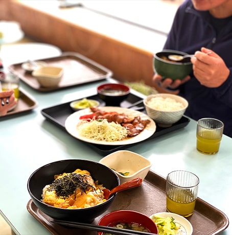 Plateaux de cantine avec différents plats disposés sur une table avant de déjeuner