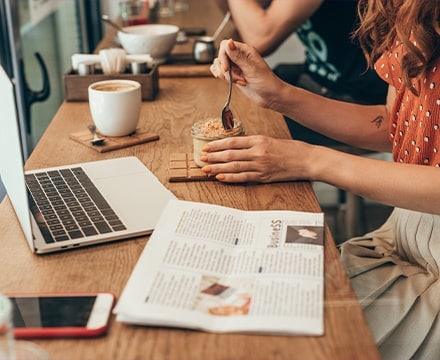 Télétravail dans un café