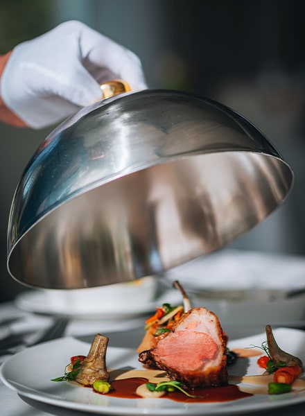 Plat de viande sous cloche