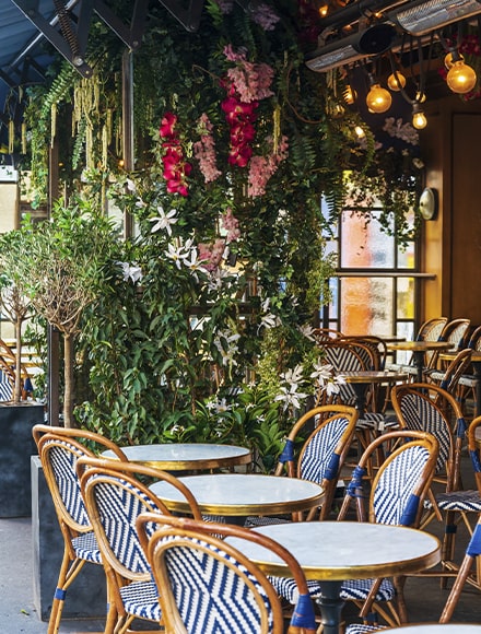 Terrasse de restaurant fleurie