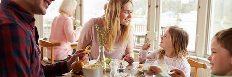 Jeune couple et leurs enfants au restaurant