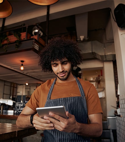 Restaurateur regardant une tablette
