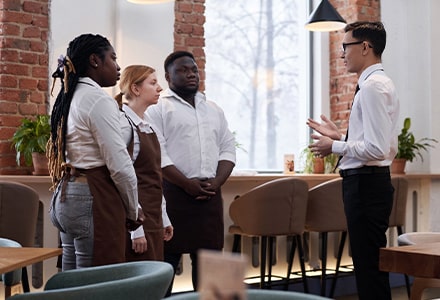 Manager qui indique les consignes