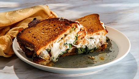 Sandwich chaud avec mozzarella et poulet