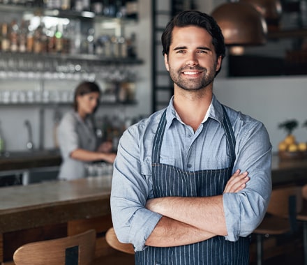 Restaurateur souriant les bras croisés