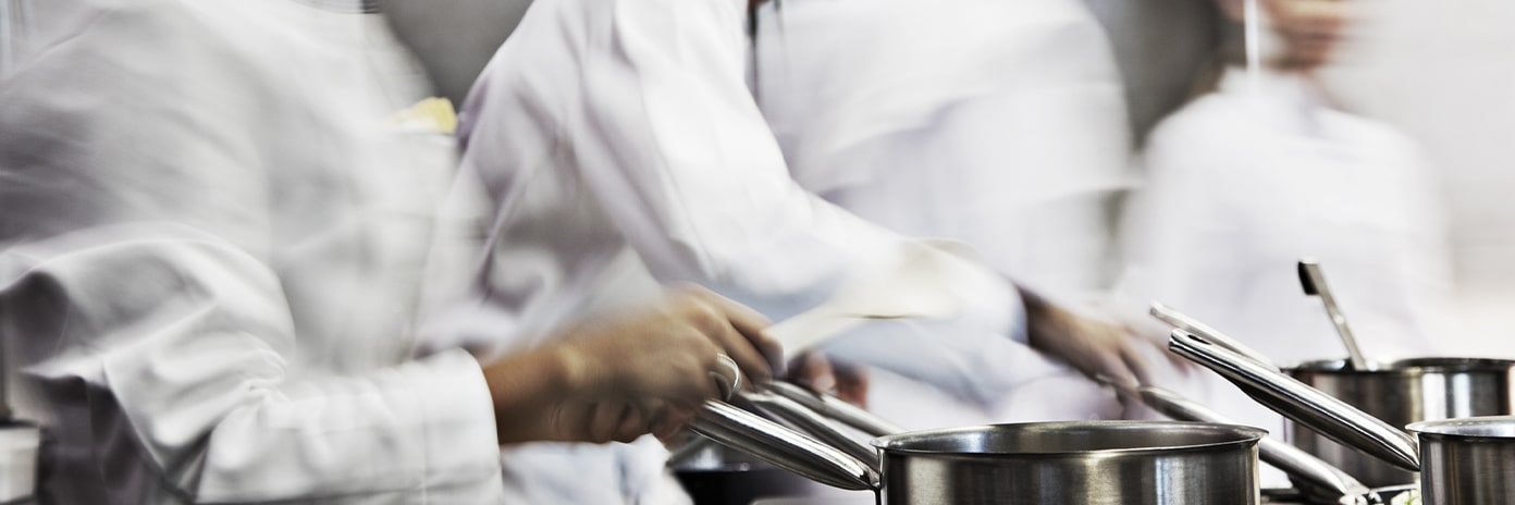 Cuisiniers floutés et casseroles nettes