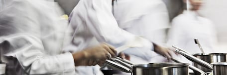 Cuisiniers floutés et casseroles nettes