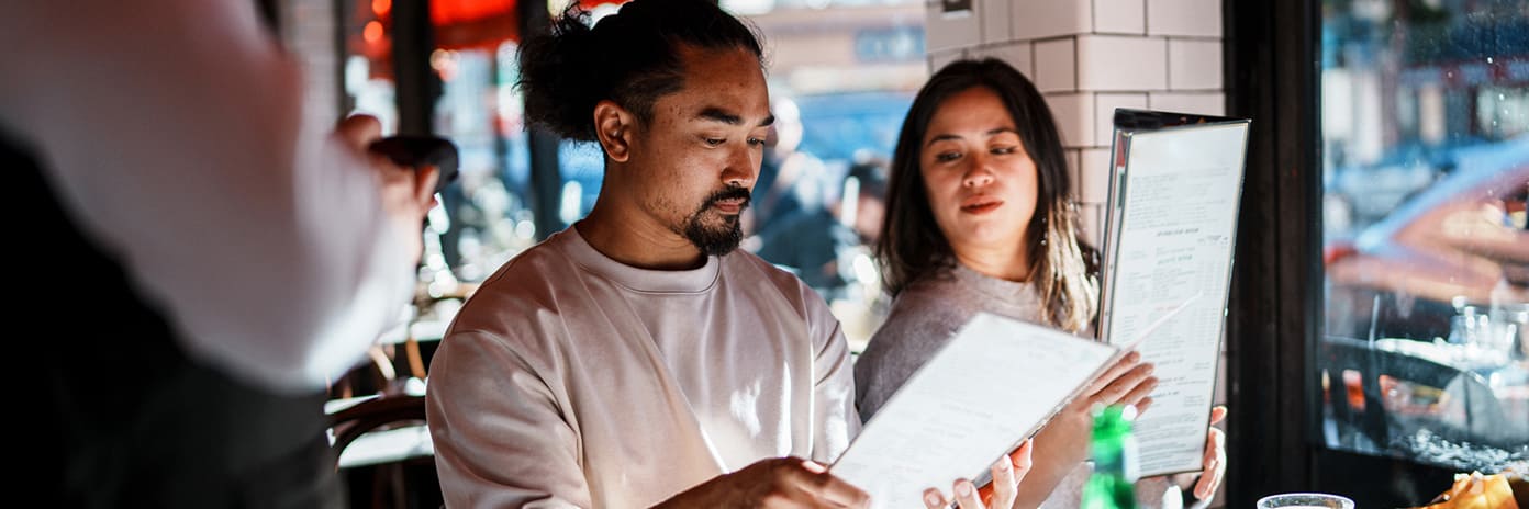 Clients qui regardent un menu au restaurant