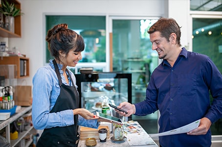 Un client paie grâce à son smartphone