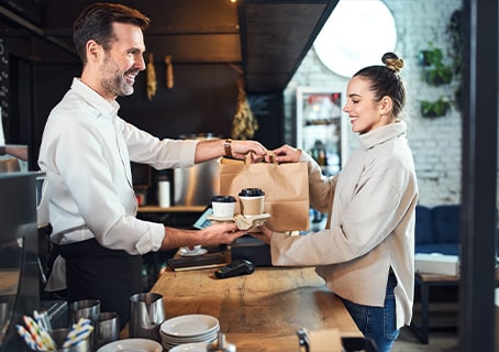 Une cliente prend sa commande à emporter