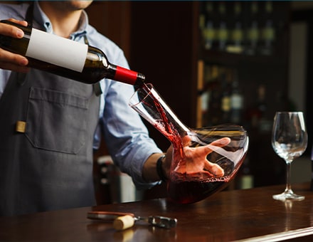 Carafage du vin par un sommelier
