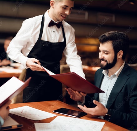 Serveur qui conseil un client