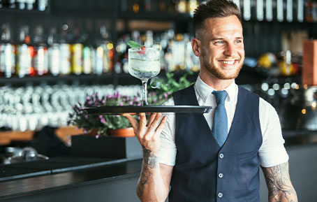 Un serveur heureux de faire son métier