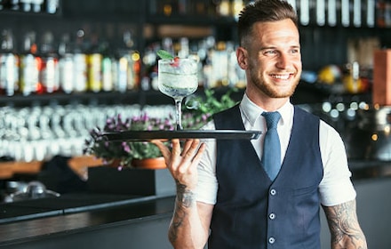 Un serveur heureux de faire son métier