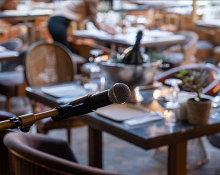Salle de restaurant avec un micro en premier plan pour un concert