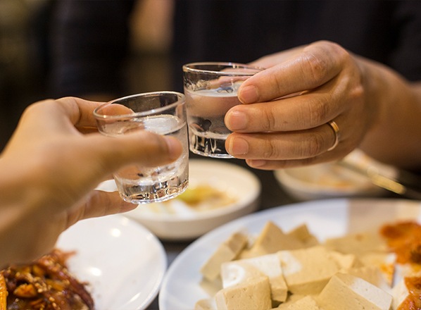 Servir du soju a ses amis lors d'un bon repas