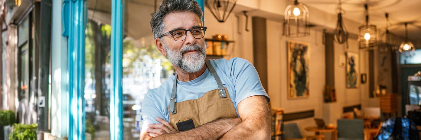 Gérant devant la devanture de son restaurant