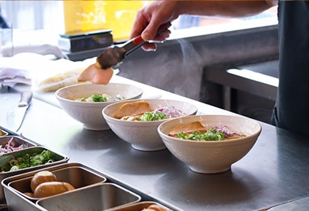 Préparation de 3 soupes dans un bar à soupes