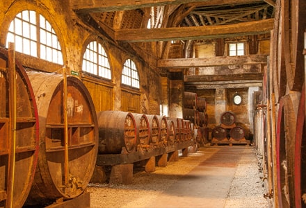Chai d'une distillerie en Normandie