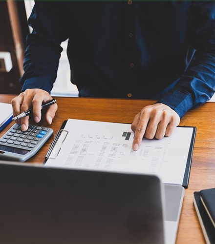 Homme vérifiant sa comptabilité