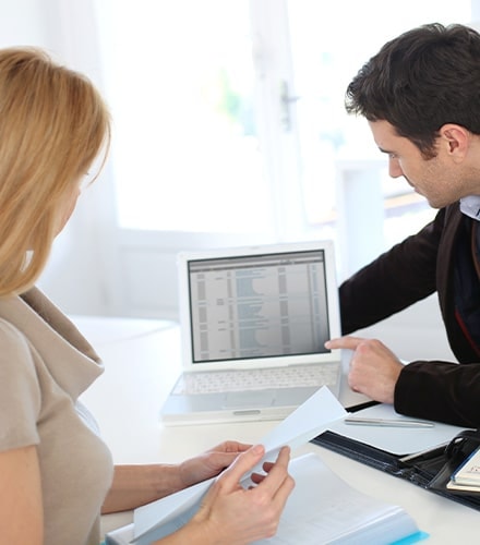 Un homme et une femme travaillant avec un tableau de chiffres